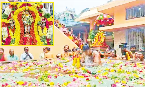 சோலைமலை முருகன் கோவில் தைப்பூச திருவிழாவில் தீர்த்தவாரி நிகழ்ச்சி