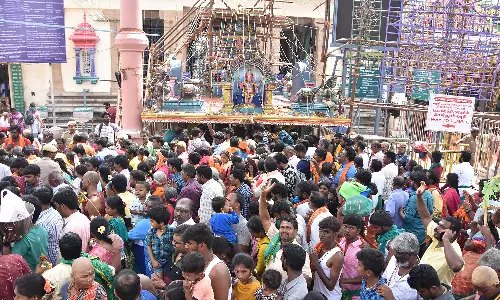 தைப்பூச திருவிழாவையொட்டி பழனியில் அலைமோதும் பக்தர்கள் கூட்டம்