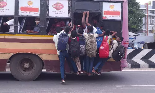 அரசு பஸ் படிக்கட்டுகளில் ஆபத்தான பயணம் மேற்கொள்ளும் மாணவர்கள்