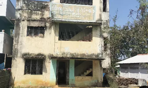 இடிந்து விழும் நிலையில்  கைத்தறி நெசவாளர் கட்டிடம்