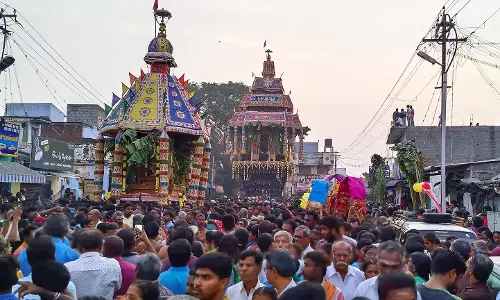 முருகன் கோவில்களுக்கு காவடி எடுத்து வந்த பக்தர்கள்
