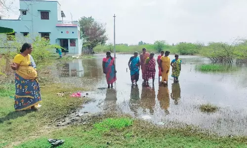 குடியிருப்புகளை சூழ்ந்துள்ள மழைநீரால் பொதுமக்கள் அவதி