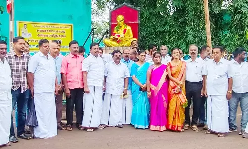 அண்ணா சிலைக்கு பல்வேறு கட்சியினர் மரியாதை