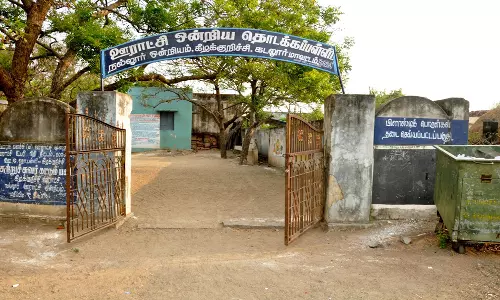 கீழக்குறிச்சி உயர்நிலைப் பள்ளிக்கு வகுப்பறை, கழிவறை அமைக்க மாணவ-மாணவிகள் கோரிக்கை