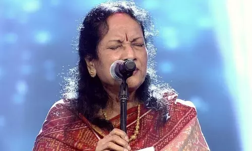 30 குண்டுகள் முழங்க வாணி ஜெயராம் உடலுக்கு காவல்துறை சார்பில் இறுதி மரியாதை