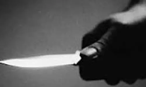 பணம் கேட்டு தொல்லை- தொழிலாளியை கத்தியால் குத்திய முன்னாள் காதலி