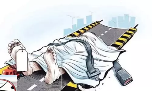 அறுவடை எந்திர வாகனம் மோதி டீக்கடைக்காரர் பலி