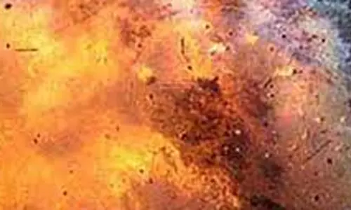 அம்பத்தூரில் நாட்டு வெடிகுண்டு தயாரித்த போது வெடித்ததில் ரவுடியின் 2 கைகளும் துண்டானது