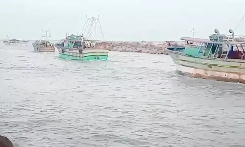 நாகை மீனவர்கள் 5 நாட்களுக்கு பிறகு கடலுக்கு சென்றனர்