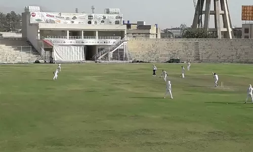 பாகிஸ்தானில் கிரிக்கெட் ஸ்டேடியம் அருகே குண்டுவெடிப்பு... போட்டி சிறிது நேரம் நிறுத்தம்