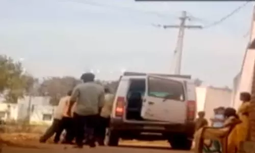 கடனை திருப்பி தராததால் பெண்ணை காரில் கடத்திய நபர்கள்- சினிமா பாணியில் நடந்த பரபரப்பு சம்பவம்