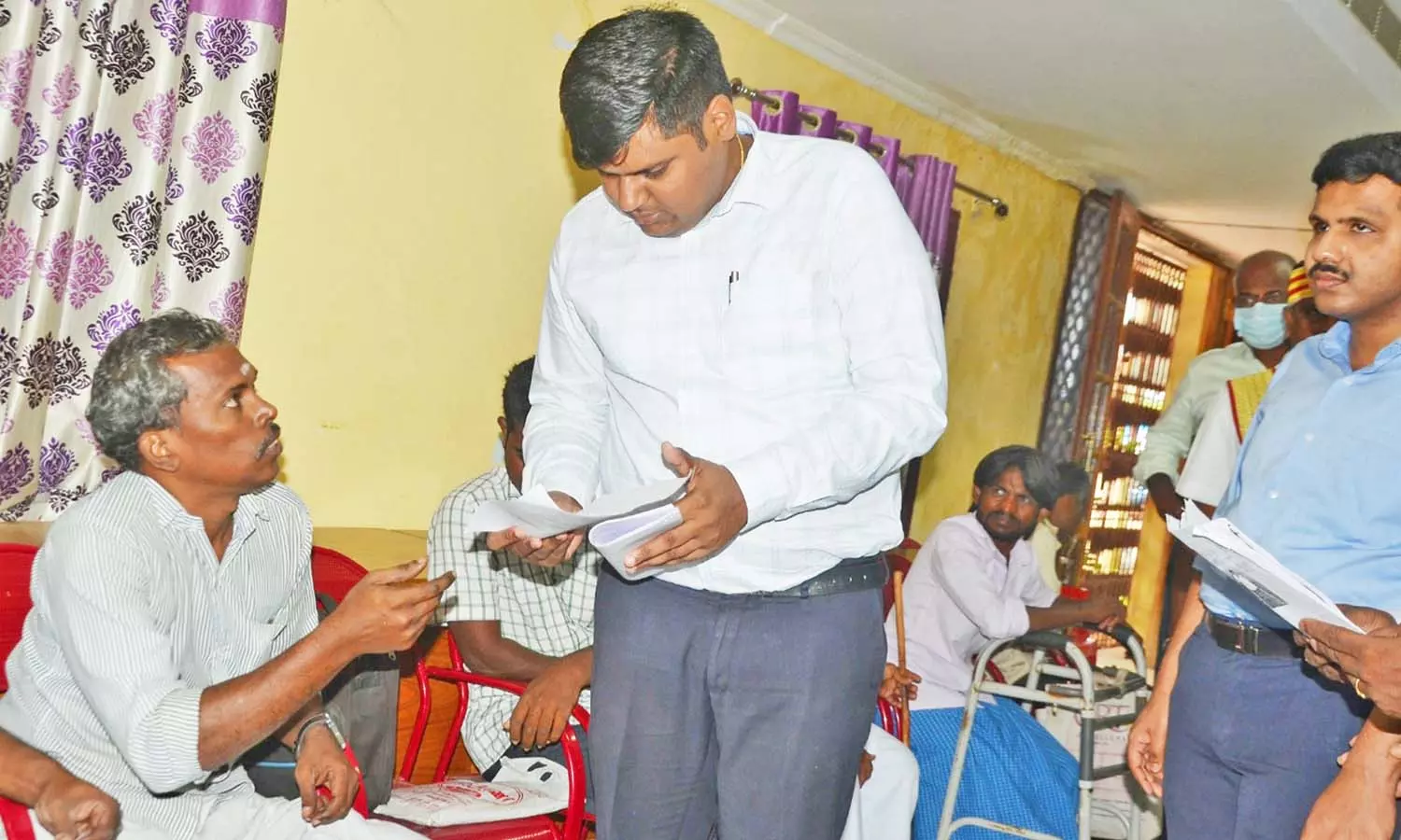 வாராந்திர குறைதீர்க்கும் நாள் முகாமில் 15 பயனாளிகளுக்கு உதவித்தொகைக்கான ஆணைகள்- கலெக்டர் கார்த்திகேயன் வழங்கினார்