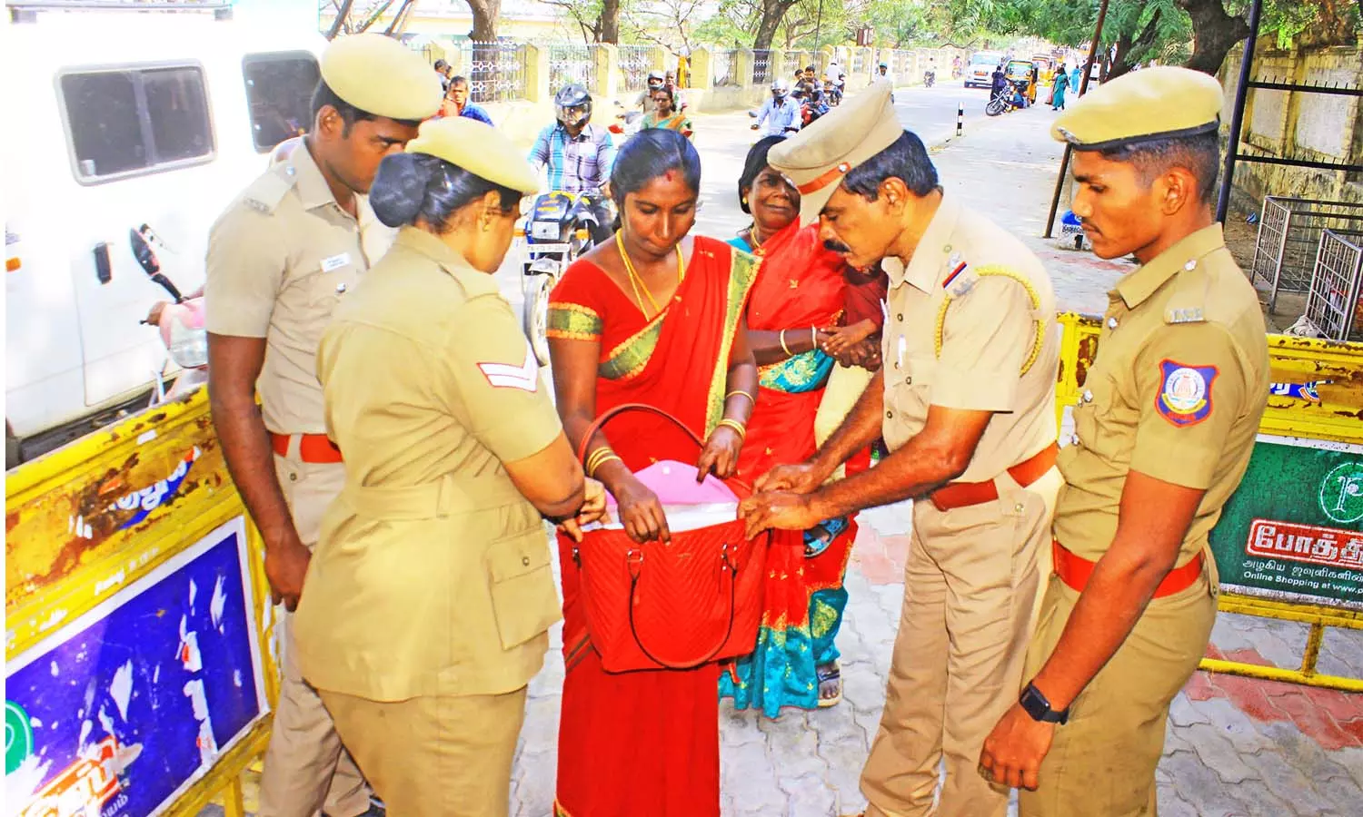 வாராந்திர குறைதீர்க்கும் நாள் முகாமில் 15 பயனாளிகளுக்கு உதவித்தொகைக்கான ஆணைகள்- கலெக்டர் கார்த்திகேயன் வழங்கினார்