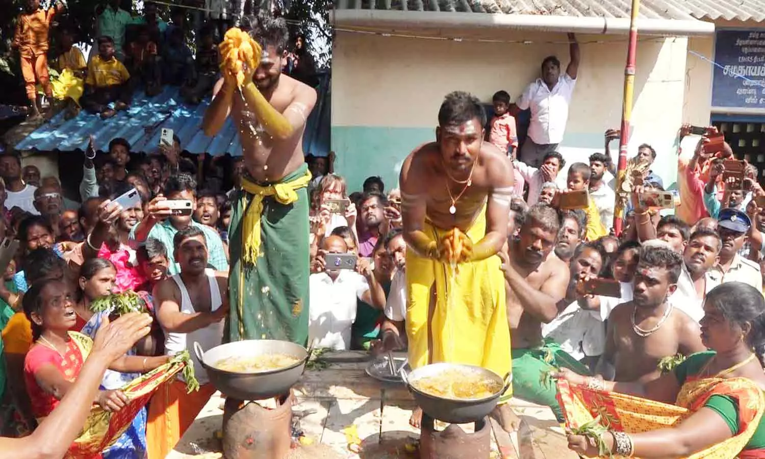 கொதிக்கும் எண்ணெயில் வடை எடுத்த பக்தர்கள் கொதிக்கும் எண்ணெயில் வடை எடுத்த பக்தர்கள்