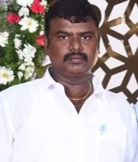 வேன் மீது கார் மோதி டிரைவர் பலி