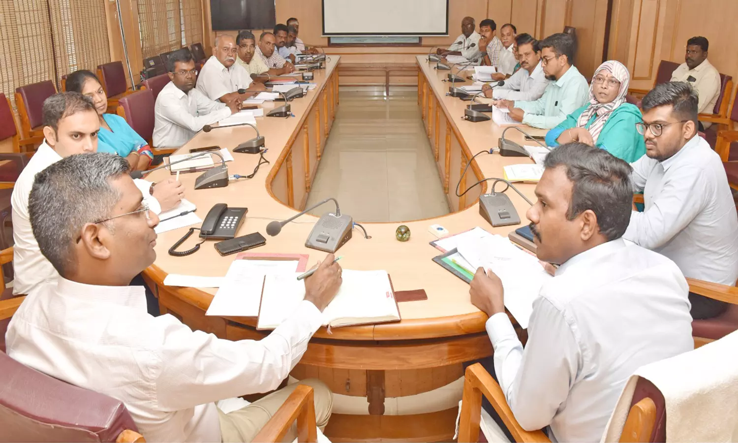 குமரி மாவட்ட வளர்ச்சி திட்ட பணிகள் குறித்து அதிகாரிகளுடன் கலெக்டர் ஸ்ரீதர் ஆலோசனை