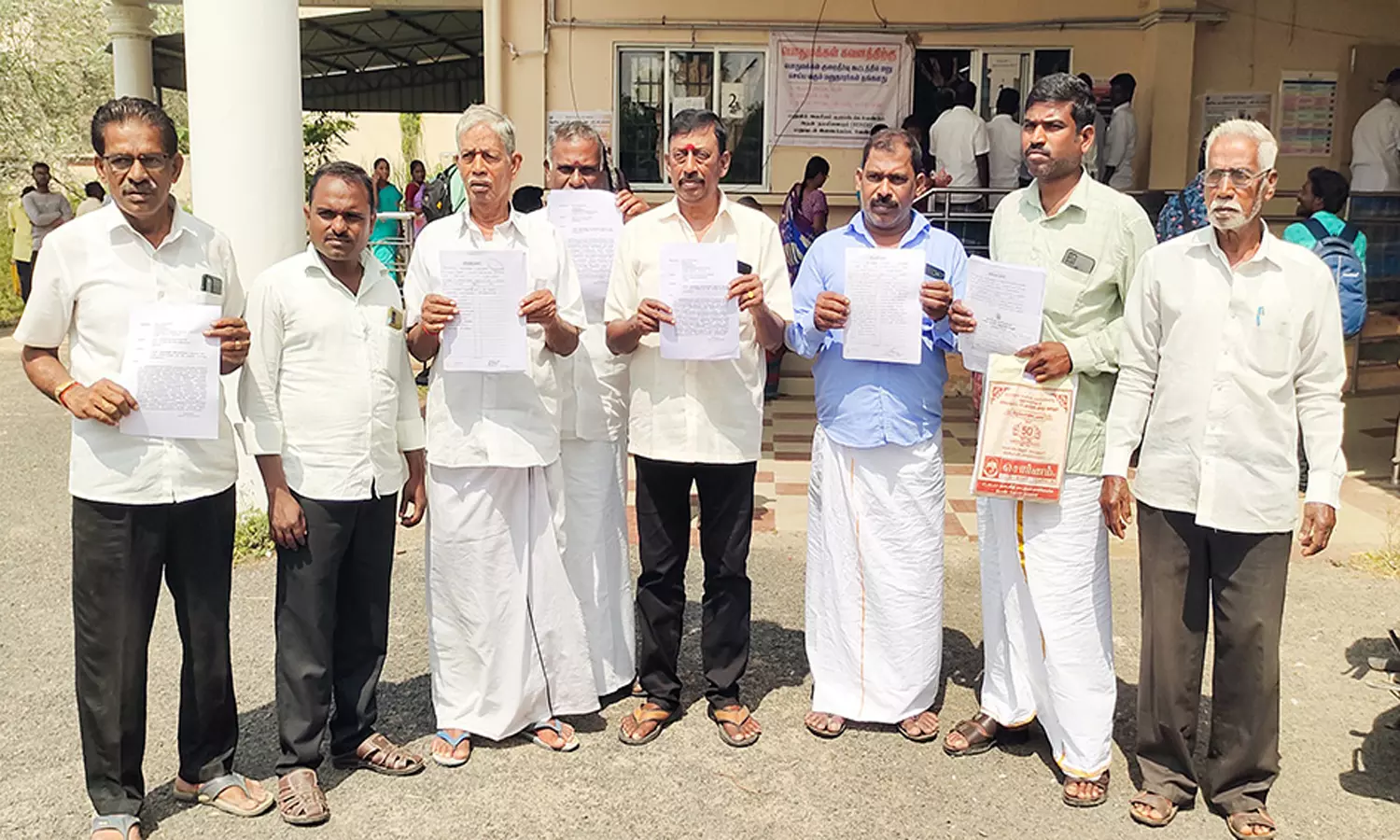 நெடுஞ்சாலையில் உள்ள டாஸ்மாக் கடையை அகற்றகிராம மக்கள் கலெக்டரிடம் மனு