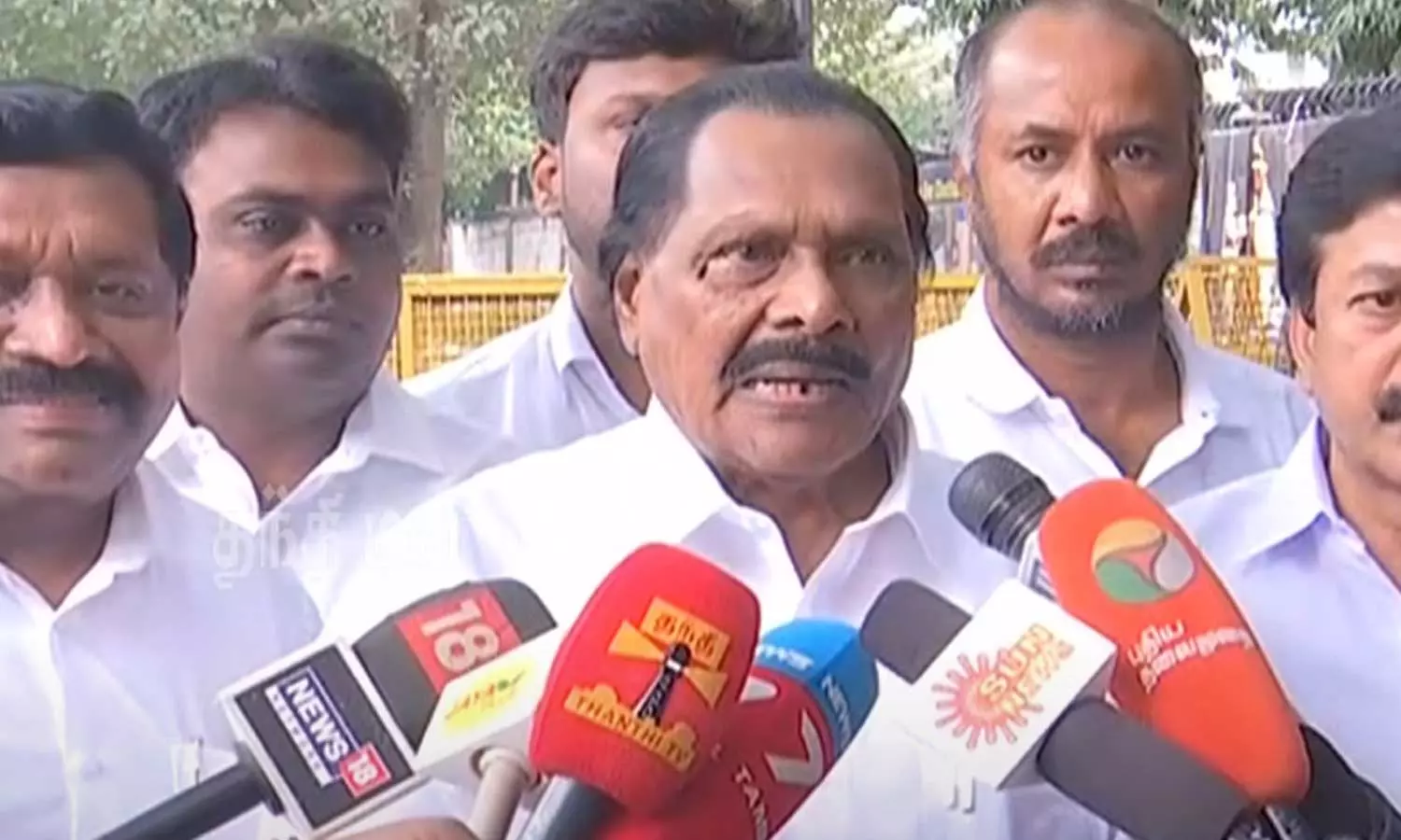 தேர்தல் ஆணையத்தில் எடப்பாடி பழனிசாமி அணி ஆவணங்களை ஒப்படைத்தது- 2501 பேர் ஆதரவு கடிதம் அளித்தனர்