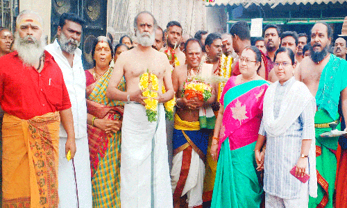 வத்தலக்குண்டு முத்துமாரியம்மன் கோவிலில் கும்பாபிஷேகத்திற்காக 30 அடி உயர புதிய கொடிமரம்