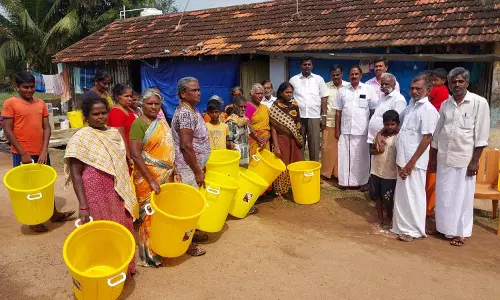 குப்பை சேகரிக்கும் கூடைகள் வழங்கல்