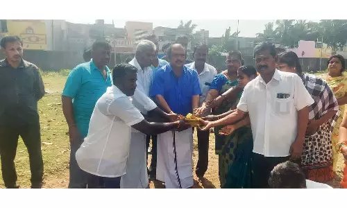 புதிய மின் கம்பம் அமைக்கும் பணி-அனிபால் கென்னடி எம்.எல்.ஏ. தொடங்கி வைத்தார்