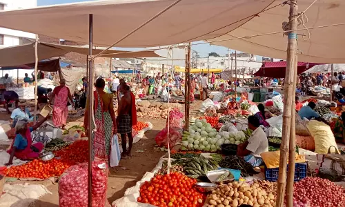 வெளி மாவட்ட வியாபாரிகள் வருகையின்றி வெறிச்சோடிய அந்தியூர் வார சந்தை