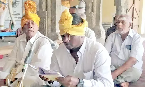 வேதாரண்யம் வேதாரண்யேஸ்வரர் கோவிலில் பட்டோலை வாசிக்கும் நிகழ்ச்சி