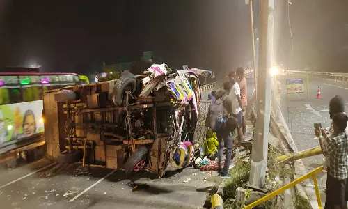 விழுப்புரம் அருகே  இன்று காலை  பழனி கோவிலுக்கு சென்று வந்தவேன் கவிழ்ந்து விபத்து : போக்குவரத்து பாதிப்பு: