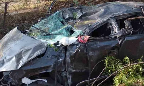 2 கார்கள் நேருக்கு நேர் மோதி விபத்து