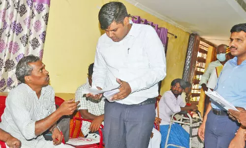 வாராந்திர குறைதீர்க்கும் நாள் முகாமில் 15 பயனாளிகளுக்கு உதவித்தொகைக்கான ஆணைகள்- கலெக்டர் கார்த்திகேயன் வழங்கினார்