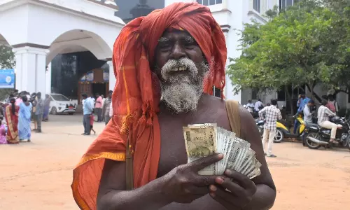 பிச்சை எடுத்த பணத்தை கலெக்டரிடம் வழங்கிய முதியவர்