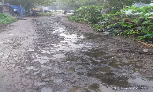 மரக்காணம் அருகே நகர் கிராமத்தில் சாலையில் தேங்கியுள்ள கழிவு நீர்வாய்க்கால் கட்டித்தர மக்கள் கோரிக்கை