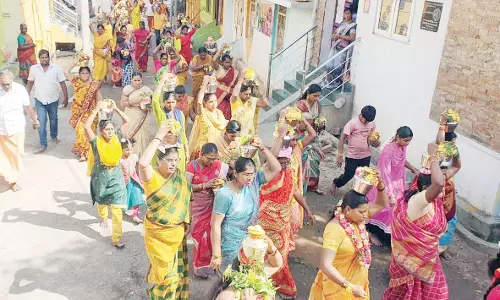 தாதகாப்பட்டி மாரியம்மன் கோவில் விழாவில் பால்குட ஊர்வலம்
