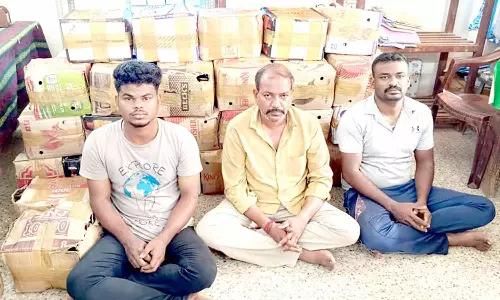 தஞ்சாவூரில்  வாகனத்தில் 2400 மதுபாட்டில்களை கடத்தி வந்த 3 பேர் கைது