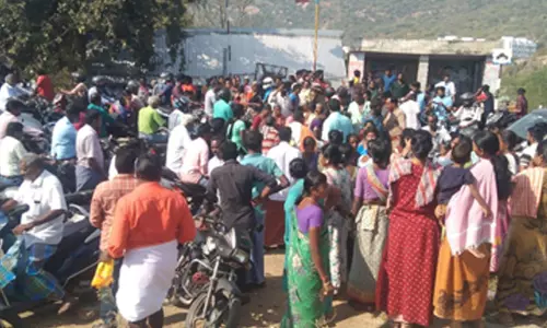 மேட்டூர் அருகே குடிநீர் கேட்டு சாலை மறியல்