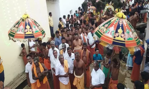 பழனி முருகன் கோவிலுக்கு எடப்பாடி பக்தர்கள் காவடி சுமந்து பாத யாத்திரை தொடங்கினர்