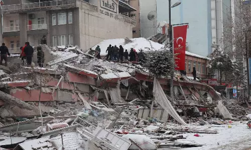 துருக்கி, சிரியாவில் பயங்கர நிலநடுக்கம்: பலி எண்ணிக்கை 1300ஆக உயர்வு