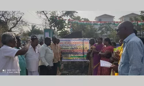 மீஞ்சூரில் தமிழ்நாடு சத்துணவு அங்கன்வாடி சங்கங்களின் கூட்டமைப்பு சார்பில் கோரிக்கைகளை வலியுறுத்தி ஆர்ப்பாட்டம்