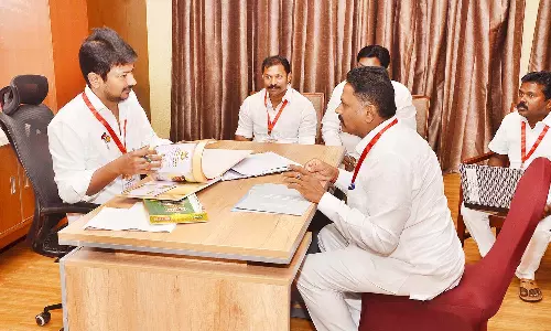 தி.மு.க. இளைஞரணி நிர்வாகிகளுடன் அமைச்சர் உதயநிதி ஸ்டாலின் நேர்காணல்