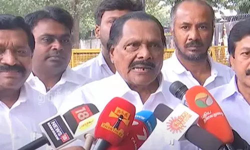 தேர்தல் ஆணையத்தில் எடப்பாடி பழனிசாமி அணி ஆவணங்களை ஒப்படைத்தது- 2501 பேர் ஆதரவு கடிதம் அளித்தனர்