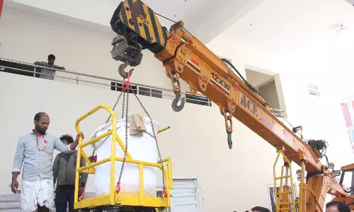 திருப்பதியில் புதிய கட்டிடத்திற்கு காணிக்கை பணத்துடன் கிரேன் மூலம் தூக்கி செல்லப்பட்ட உண்டியல்கள்