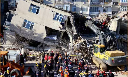 நிலநடுக்கத்தில் 2500 பேர் பலி - 7 நாட்கள் தேசிய துக்கம் பிரகடனப்படுத்தியது துருக்கி அரசு