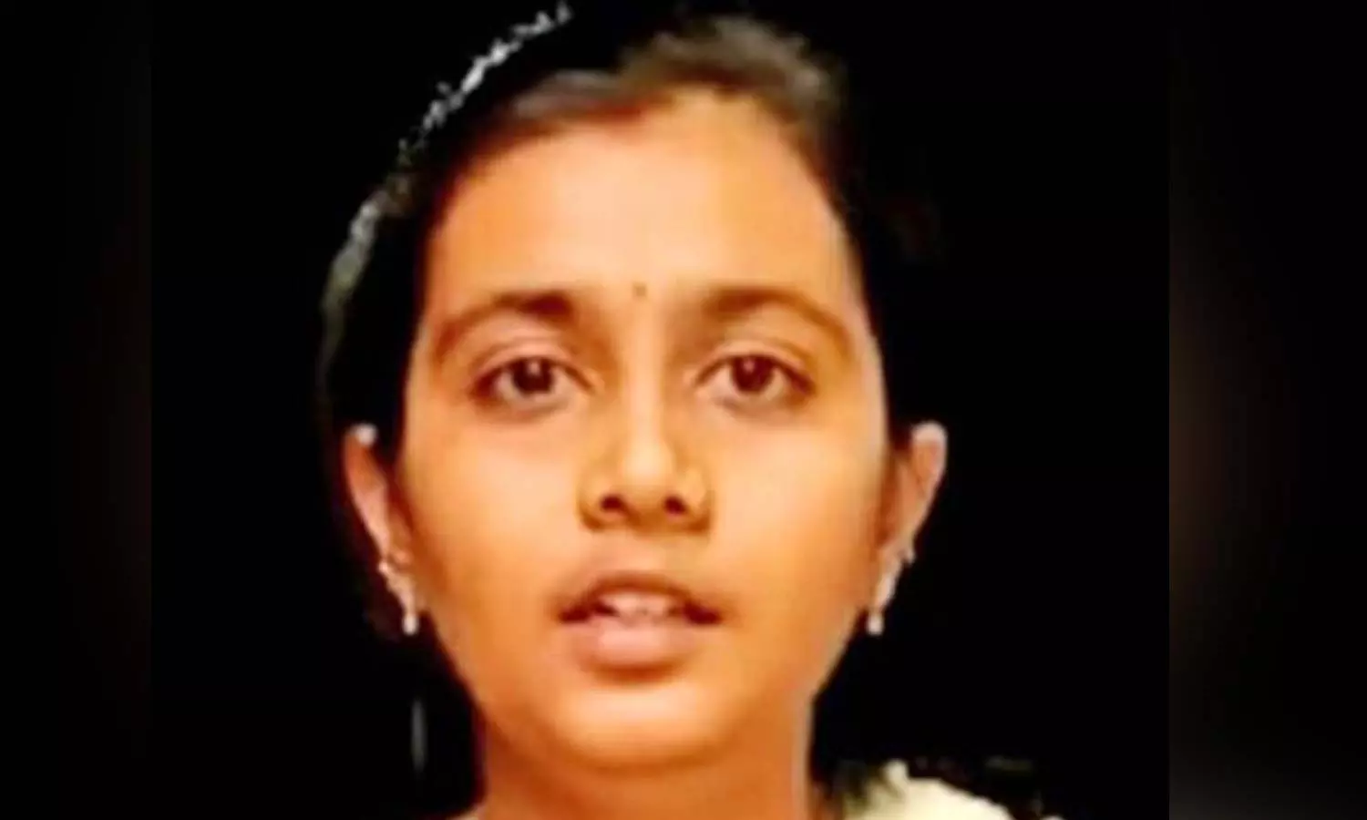 தென்காசியில் கடத்தப்பட்டதாக கூறப்பட்ட பெண் மதுரை வந்தார்- தந்தை உள்பட 8 பேர் முன்ஜாமீன் மனு தாக்கல்