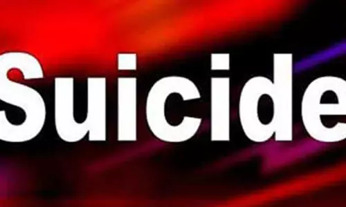 அடுக்குமாடி குடியிருப்பில் 10-வது மாடியில் இருந்து குதித்து வங்கி அதிகாரி மனைவி தற்கொலை