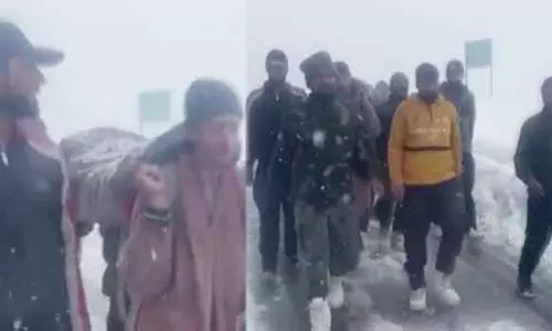 காஷ்மீரில் கொட்டும் பனிக்கு நடுவே மருத்துவ உதவிக்காக காத்திருந்த கர்ப்பிணியை 5 கிலோ மீட்டர் தூரம் தோளில் தூக்கிச் சென்ற ராணுவவீரர்கள்