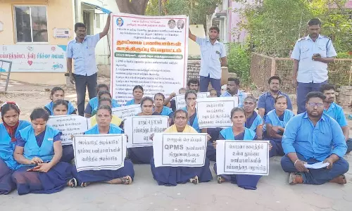 பழனி அரசு ஆஸ்பத்திரியில் தூய்மை பணியாளர்கள் காத்திருப்பு போராட்டம்