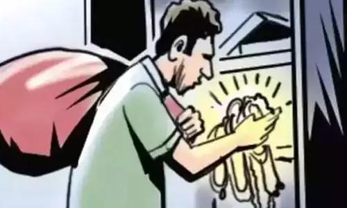 சிமெண்டு ஆலை அதிகாரிகள் வீடுகளில் 70 பவுன் நகை கொள்ளை