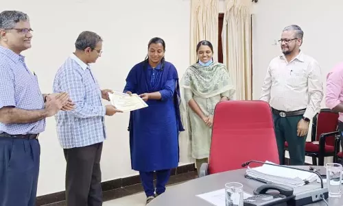 விபத்தில் இருந்து ரெயிலை காப்பாற்றிய பெண்களுக்கு பரிசு