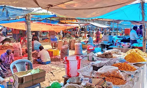உடன்குடி வாரச்சந்தையில்  நிரந்தர கடைகள் விரைந்து அமைக்கப்படுமா? - வியாபாரிகள் கோரிக்கை