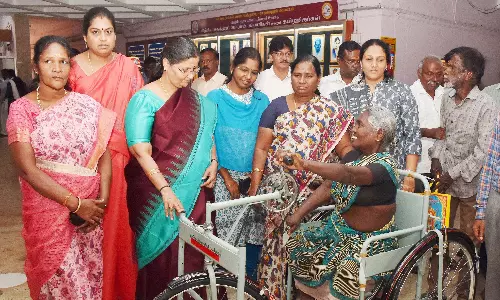 ெபரம்பலூர் கலெக்டர் அலுவலகத்தில் மாற்றுத்திறனாளிகளுக்கு நலத்திட்ட உதவிகள்-கலெக்டர் கற்பகம் வழங்கினார்